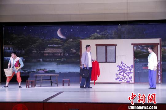 柳琴戲既有傳統戲曲“程式”化的表演，又具備現代戲曲寫實的精髓。　孫宏瑗 攝