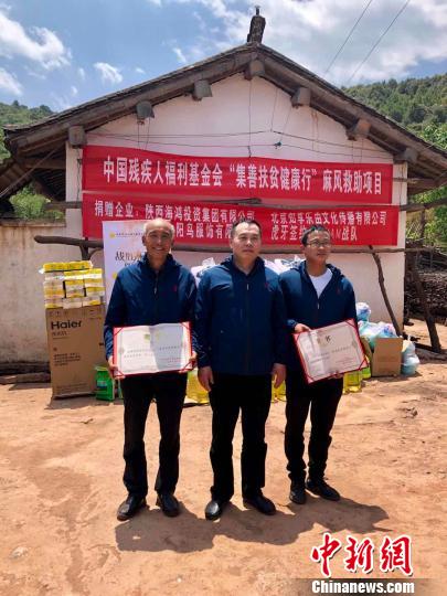 中國殘疾人福利基金會副秘書長劉玉文向“愛心大使”和“陽光大使”頒發(fā)聘書。　王祖敏 攝