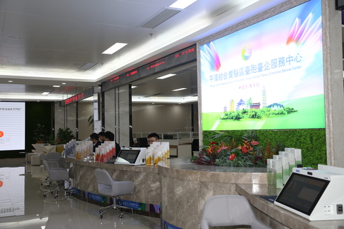 圖為平潭綜合實驗區“臺胞臺企服務中心”,首創由臺灣青年直接服務臺胞臺企。人民政協報·人民政協網記者 王惠兵 攝 圖為平潭綜合實驗區“臺胞臺企服務中心”,首創由臺灣青年直接服務臺胞臺企。人民政協報·人民政協網記者 王惠兵 攝
