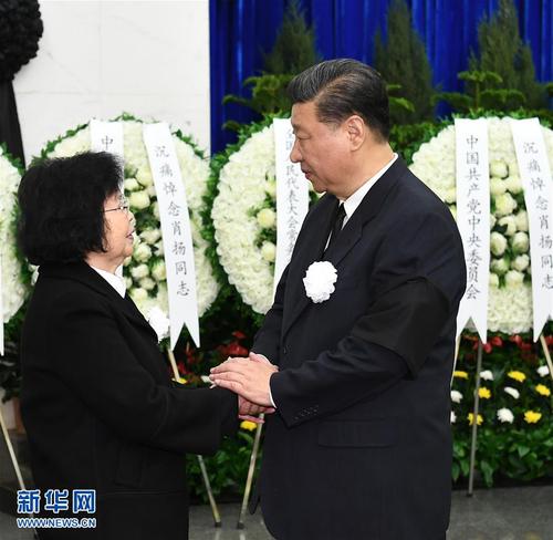 4月22日，肖揚同志遺體在北京八寶山革命公墓火化。習近平、李克強、栗戰書、汪洋、王滬寧、趙樂際、韓正、王岐山等前往八寶山送別。這是習近平與肖揚親屬握手，表示深切慰問。 新華社記者 謝環馳 攝