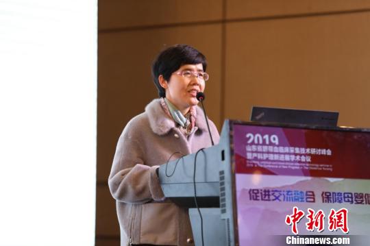 山東省千佛山醫(yī)院主任王紅美博士就“臍帶血的臨床應(yīng)用”發(fā)表學(xué)術(shù)報(bào)告。　孫婷婷 攝