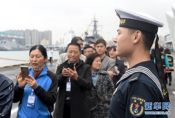 4月24日，觀眾準備登上“貴陽”號導彈驅逐艦參觀。當日，紀念中國人民解放軍海軍成立70周年多國海軍艦艇開放日活動在山東青島舉行。 新華社記者 馬晶 攝 圖片來源：新華網