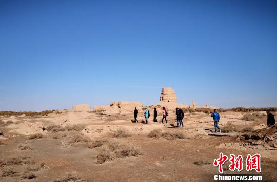 鎖陽城遺址是一處集古遺址、古佛寺遺址、古渠系和古墾區、墓葬群等多種遺跡為一體的文化遺產，保存了中國古代最為完整的軍事防御體系和農業灌溉水利體系。圖為2019年4月上旬游客參觀。　丁思 攝
