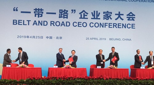 在企業家大會簽約環節，香港經緯集團（左起桌二）收購昆士蘭泰國保險業務