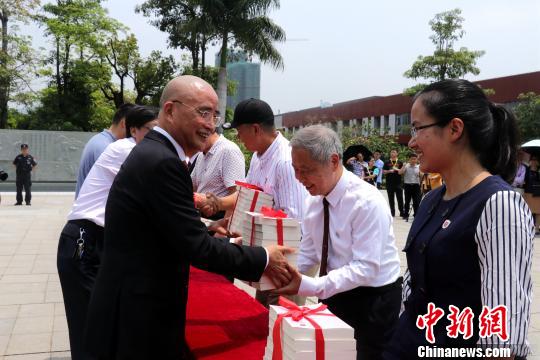 李德文董事長(zhǎng)給學(xué)校老師贈(zèng)送《論語(yǔ)新解》。　魏玥 攝