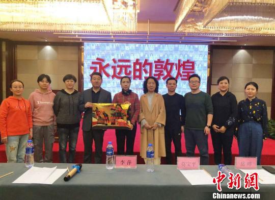 2019年4月5日，西北師范大學(xué)第二附屬中學(xué)將敦煌市陽(yáng)關(guān)博物館作為學(xué)校的歷史文化教育基地及研學(xué)基地正式進(jìn)行掛牌。陽(yáng)關(guān)博物館副館長(zhǎng)吳豐萍(左五)參加了揭牌儀式。(資料圖) 鐘欣 攝