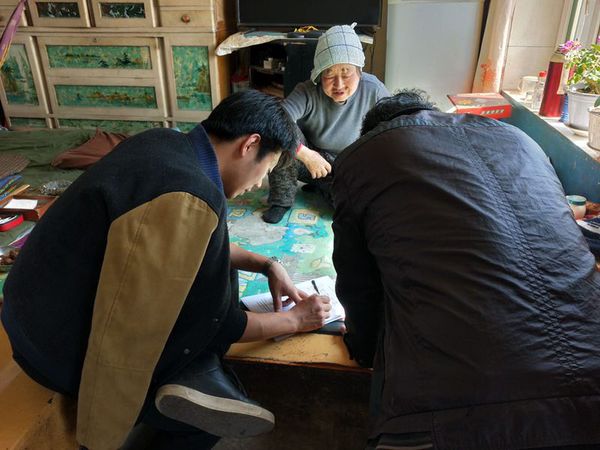 安圖縣明月鎮(zhèn)裕民村第一書(shū)記康寶鑫入戶(hù)走訪(fǎng)，征求村民對(duì)發(fā)展庭院經(jīng)濟(jì)的意見(jiàn)