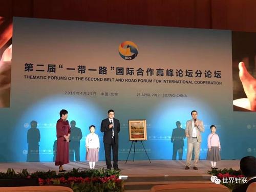 “針灸道，保康養(yǎng)，查歲時(shí)，遵天道……”在童聲朗誦針灸三字經(jīng)和中醫(yī)針灸主題歌曲《針艾世界》的背景音樂中，兩位嘉賓緩緩走上臺(tái)。