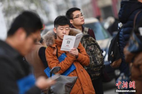 資料圖：考前爭分奪秒復習的考生們。<a target='_blank' href='http://www.chinanews.com/'>中新社</a>記者 韋亮 攝