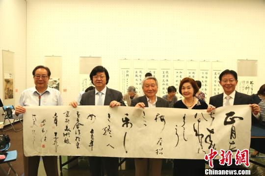 中日書法家五人集體創作書法作品。　東友 攝