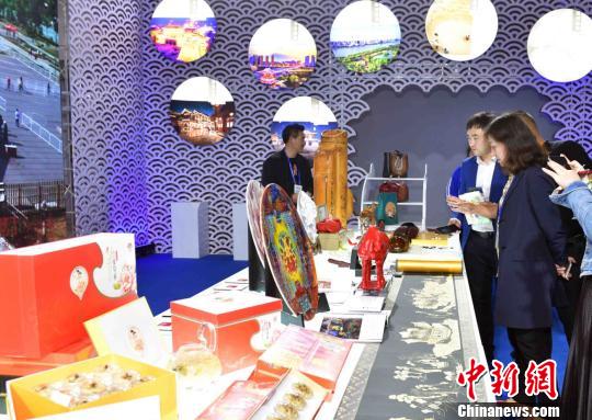 圖為展出的運河城市文化旅游精品。　司新利 攝