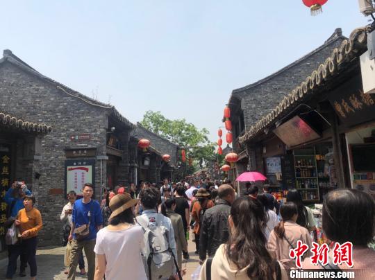圖為“五一”小長假期間，揚州歷史老街人山人海。　項菁 攝