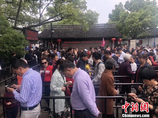 圖為“五一”小長假期間，紹興魯迅故里景區售票處，游客正排隊購票?！◆斠幻?攝