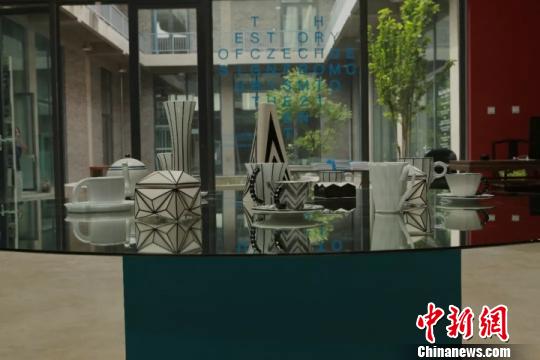 圖為《變形記》展品。　刁海洋 攝