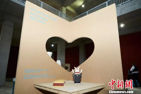 圖為《變形記》展品。　刁海洋 攝