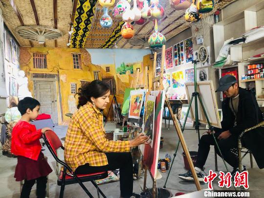 5月3日，阿瓦提縣刀郎農(nóng)民畫家們正在創(chuàng)作。　勉征 攝