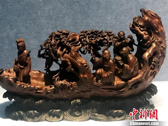 圖為清代竹根雕人物乘船，代表了清代揚州竹雕工藝的高水平。　崔佳明 攝