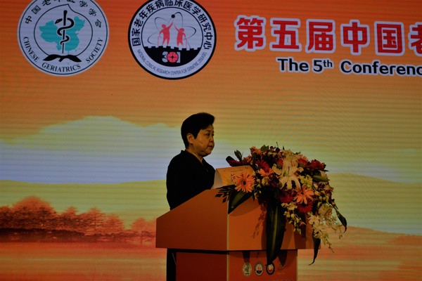 圖為十二屆全國政協委員、解放軍總醫院原副院長范利致辭