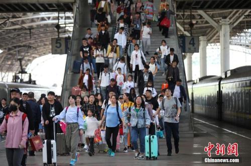 “五一”期間，大批旅客在火車站乘坐火車出行。中新社記者 泱波 攝