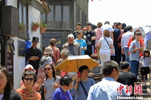 資料圖：游客們在上海新場古鎮游玩?！∫罅⑶?攝
