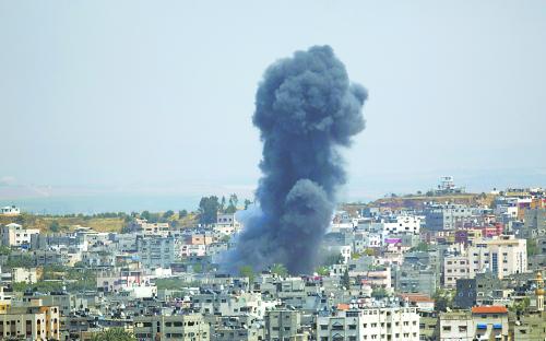 截至5日，已有至少8名巴勒斯坦人和3名以色列人在軍事沖突中喪生。圖為以軍轟炸造成的濃煙在加沙城升起。