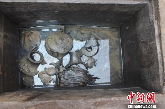 荊州龍會(huì)河北岸墓地M324頭箱隨葬器物，其中包括戰(zhàn)國(guó)楚簡(jiǎn)共324枚。荊州博物館供圖