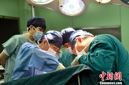 復旦大學腫瘤醫(yī)院將滿意的腫瘤細胞減滅術目標提至“完全切除”。　王廣兆 攝