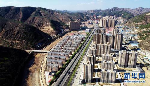 4月23日無人機拍攝的陜西延安安塞區位于道路兩側的惠澤園移民安置小區。 新華社記者 劉瀟 攝