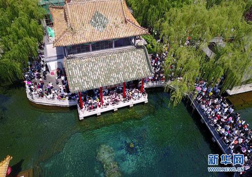 5月4日無人機拍攝的濟南趵突泉景區。2019年“五一”假日期間全國國內旅游接待總人數1.95億人次，按可比口徑增長13.7%；實現旅游收入1176.7億元，按可比口徑增長16.1%。新華社發