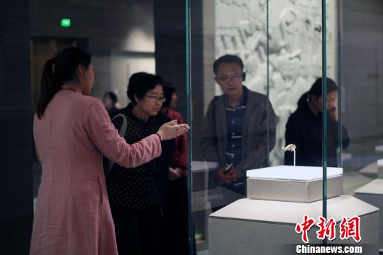 圖為，觀眾在孔子博物館展品前駐足觀賞，仔細(xì)聆聽(tīng)講解員解說(shuō)。　王飛 攝