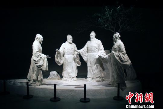 孔子博物館展示內(nèi)容包括“孔子的時(shí)代”“孔子的一生”“孔子的智慧”“孔子與中華文明”“孔子與世界文明”等。　王飛 攝