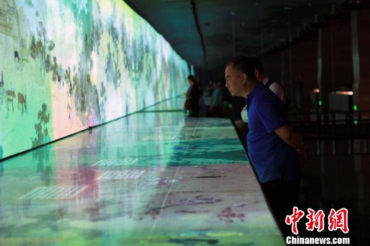 圖為，觀眾在孔子博物館展品前駐足觀賞，了解每件文物背后的故事。　王飛 攝