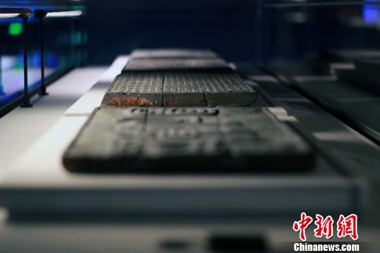 孔子博物館聞名于世的藏品包括明代以來(lái)直至1948年的30萬(wàn)件孔府私家文書檔案、宋代以來(lái)4萬(wàn)多冊(cè)善本古書、8000多件明清衣冠服飾以及大量與祭祀孔子有關(guān)的禮樂(lè)器等。　王飛 攝