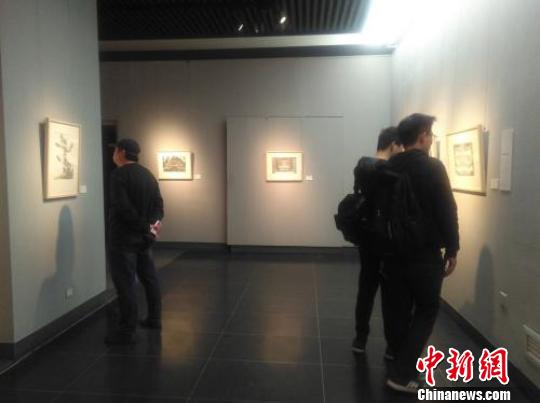 游客們駐足欣賞作品。　劉錫菊 攝