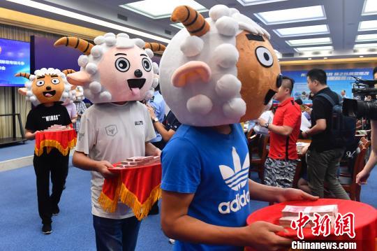 舉報有功民眾頭戴喜羊羊頭飾領獎?！￡愺K旻 攝