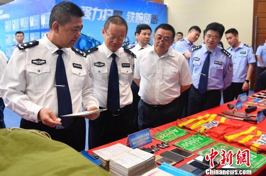 警方展示涉黑惡組織作案工具?！￡愺K旻 攝