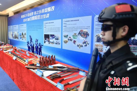 警方展示涉黑惡組織作案工具。　陳驥旻 攝