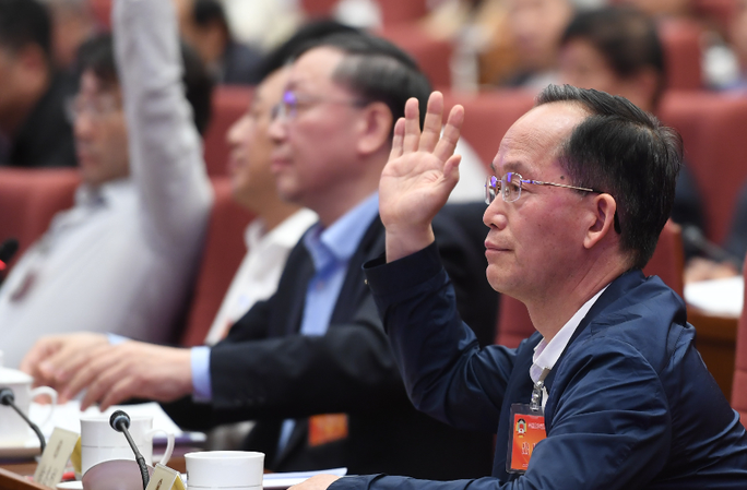 委員們爭先舉手，爭取發言機會