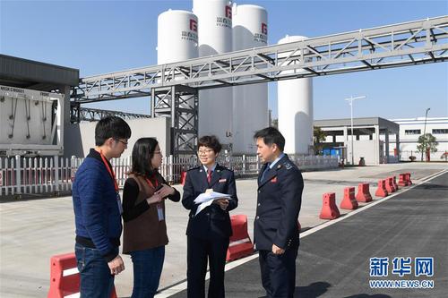 4月1日，國家稅務總局杭州市富陽區稅務局工作人員（右二）在杭州永特信息技術有限公司向財務人員講解減稅降費政策。新華社記者黃宗治攝