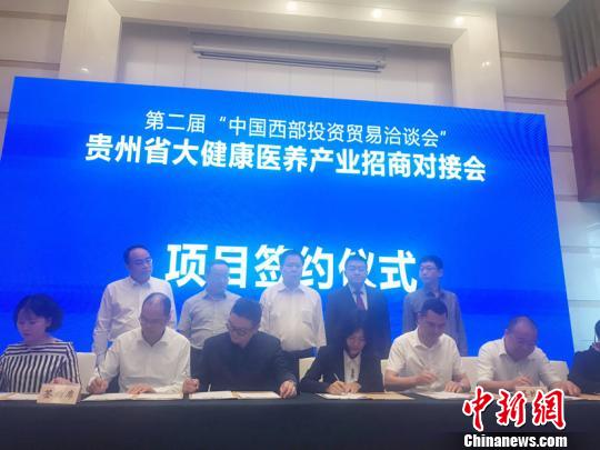 圖為簽約儀式。冷桂玉 攝