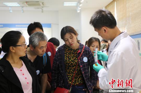 市民走進北京市藥品檢驗所、北京市醫療器械檢驗所、北京市藥品包裝材料檢驗所等檢驗機構參與公眾開放日活動?！≈鬓k方供圖 攝