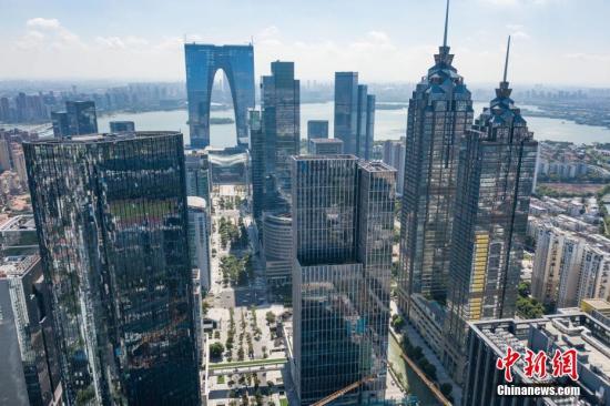 1994年2月，中國和新加坡政府簽署《關于合作開發建設蘇州工業園區的協議》，蘇州工業園區“呱呱墜地”。 經過多年的發展，截至2017年，園區已實現地區生產總值2350億元人民幣，每平方公里土地GDP達8.6億元人民幣。圖為2018年航拍蘇州工業園區。<a target='_blank' href='http://www.chinanews.com/'>中新社</a>記者 泱波 攝