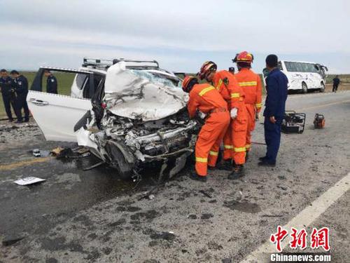 圖為消防人員在現場救援?！＄娦?攝