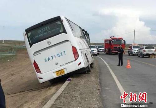 圖為大型客車事故現場?！＄娦?攝