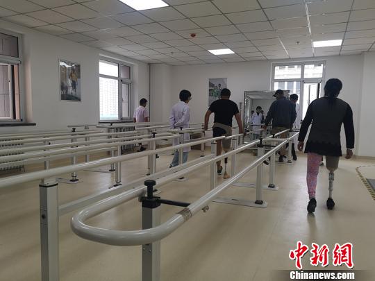 圖為甘肅省輔具中心訓(xùn)練室內(nèi)，殘障人正在進(jìn)行訓(xùn)練。　高康迪 攝