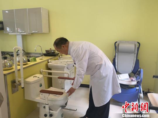圖為甘肅省輔具中心主任王應(yīng)良進(jìn)行殘障人輔助工具用途的講解。　高康迪 攝