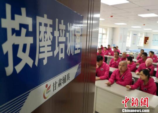 甘肅省輔具中心是國家輔助器具西北區(qū)域中心，隸屬于甘肅省殘疾人聯(lián)合會，是甘肅省殘疾人綜合服務(wù)基地六個(gè)中心之一。　殷春永 攝