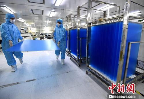 資料圖：福建省連城縣中觸電子有限公司工人在車間搬運(yùn)剛生產(chǎn)出來的大尺寸觸摸屏產(chǎn)品。<a target='_blank' href='http://www.chinanews.com/'>中新社</a>記者 張斌 攝
