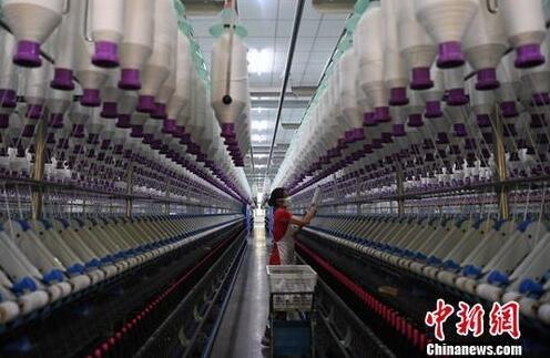 圖為福建省尤溪縣一家紡織廠工人在生產車間作業。<a target='_blank' href='http://www.chinanews.com/'>中新社</a>記者 張斌 攝

