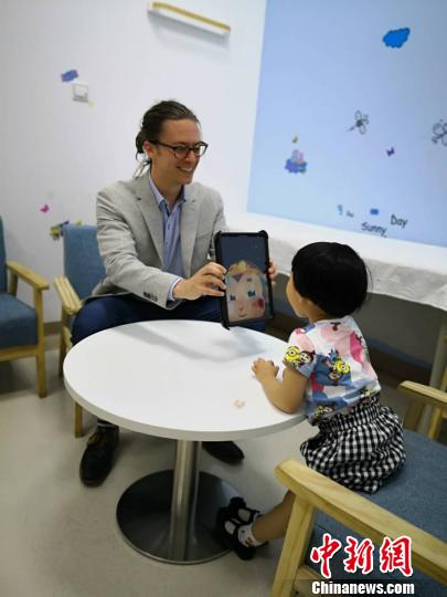 英國專家用AI猴與孩子開心互動?！￡愳o 攝
